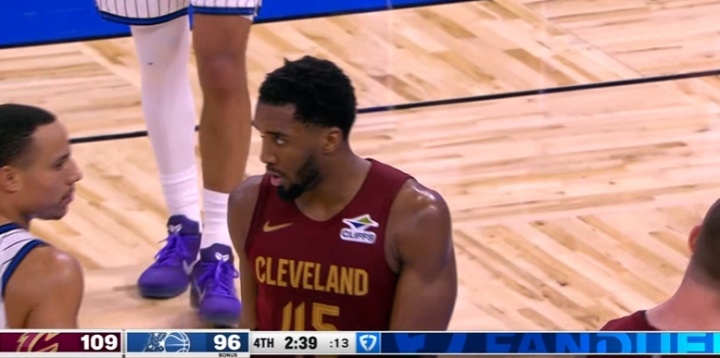 九游体育赛事-⚡太韦德了！米切尔迷踪步把班凯罗晃得找不着北 替补席疯了